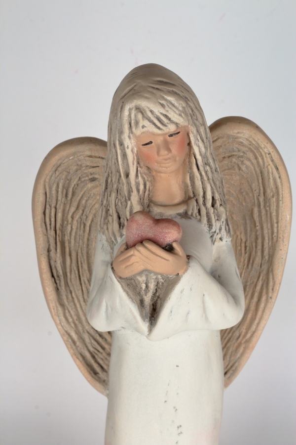 Soška anjel stojaci so srdcom 38cm