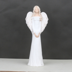 Soška anjel v bielych šatách