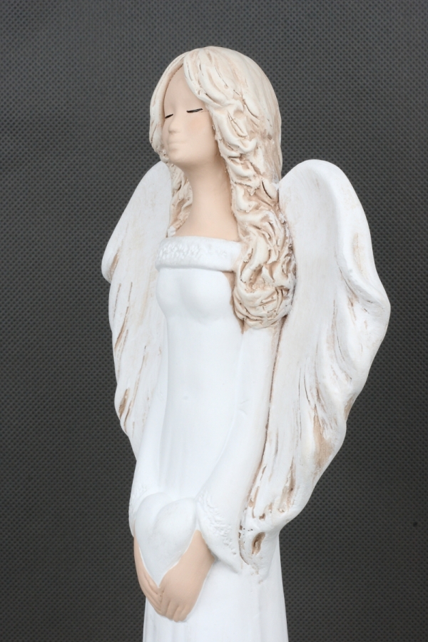 Soška anjel v bielych šatách