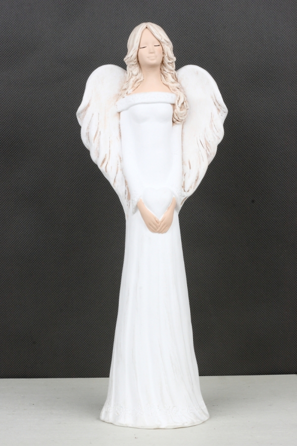 Soška anjel v bielych šatách