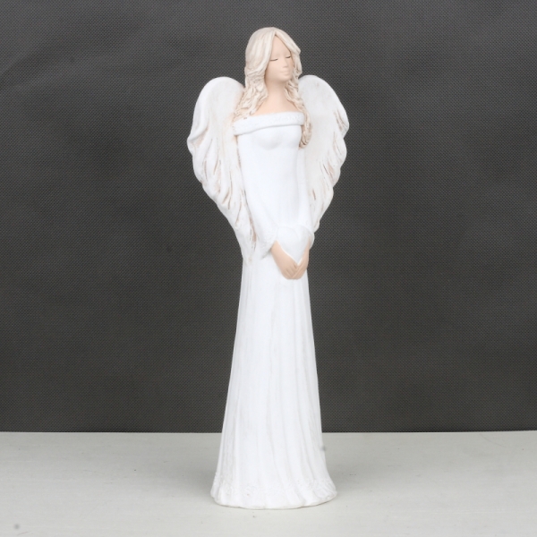 Soška anjel v bielych šatách