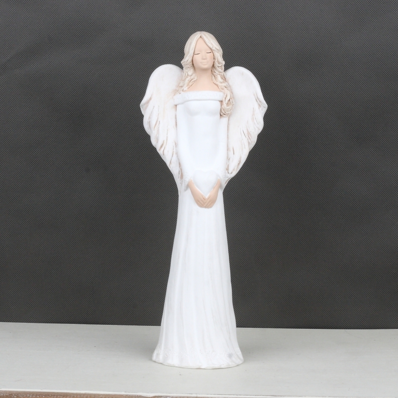 Soška anjel v bielych šatách