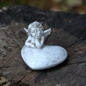 Soška anjela na srdci