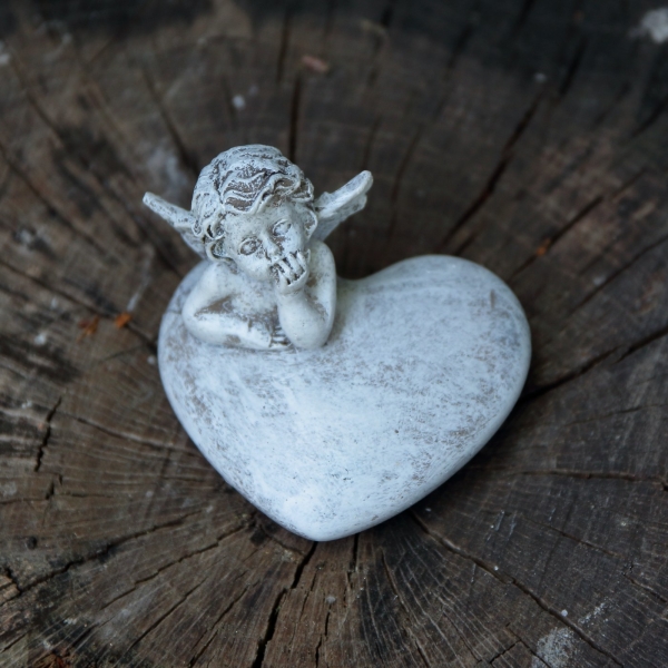 Soška anjela na srdci