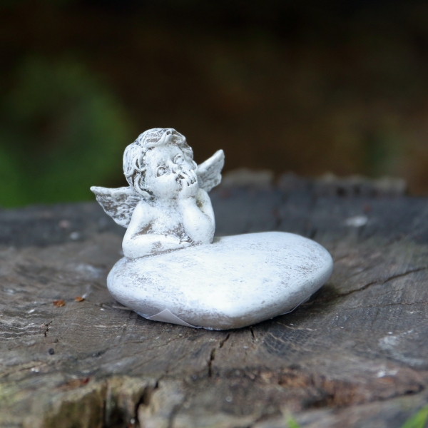 Soška anjela na srdci