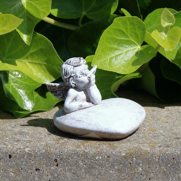 Soška anjela na srdci