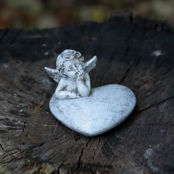 Soška anjela na srdci