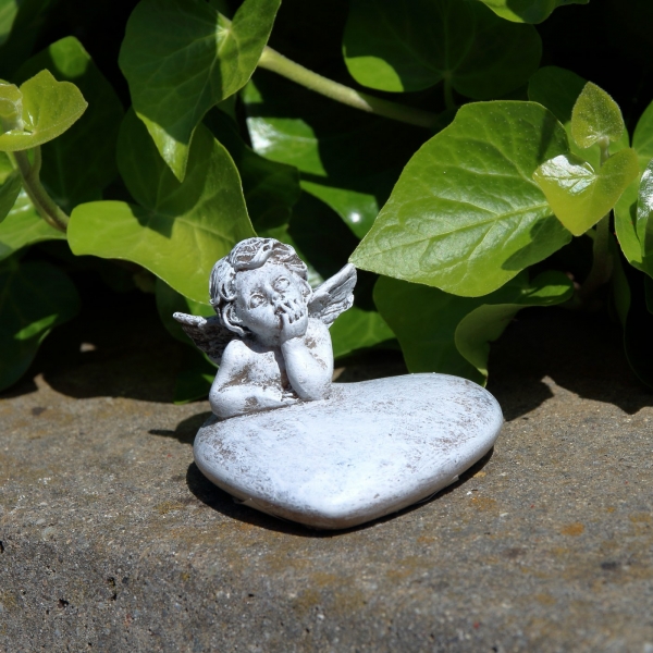 Soška anjela na srdci