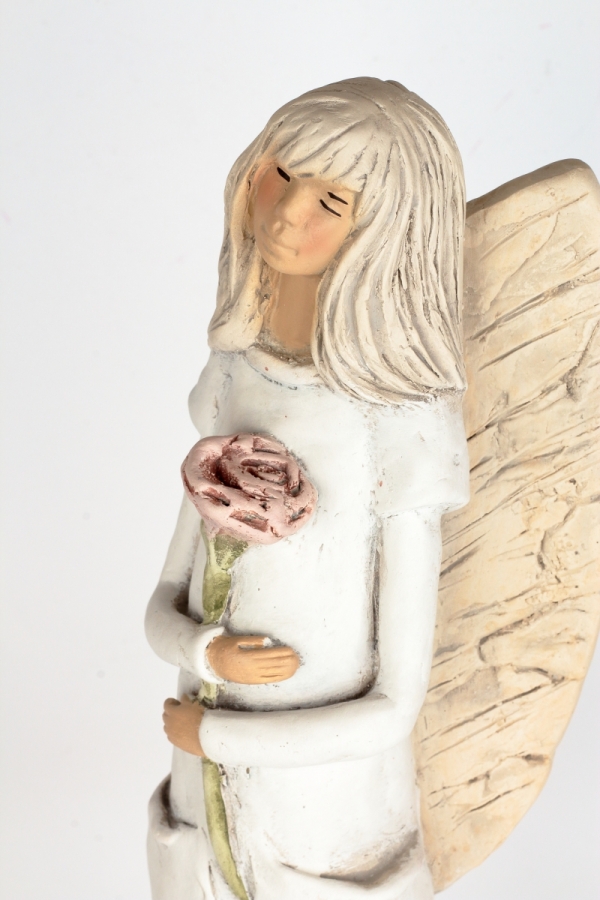 Soška anjela Nežnosť stojaci s ružou 42cm