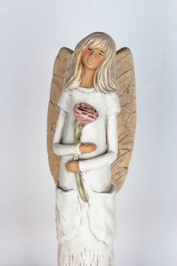 Soška anjela Nežnosť stojaci s ružou 42cm
