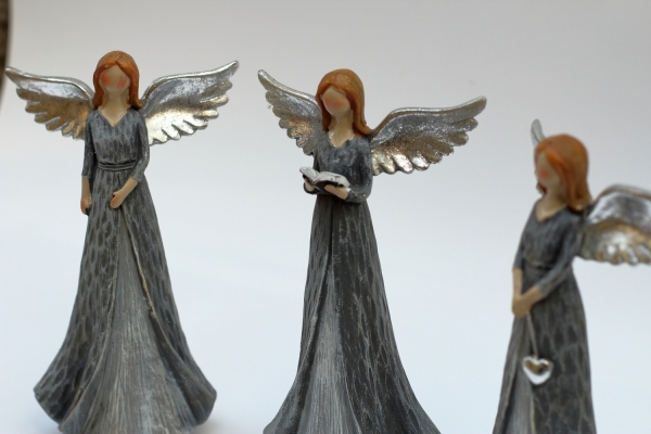 Soška anjela s šedými šaty - Materstvo