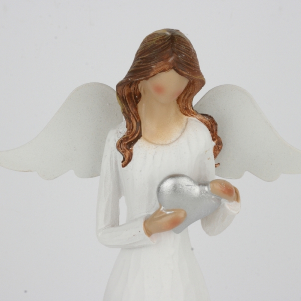 Soška anjela so srdcom pri srdci