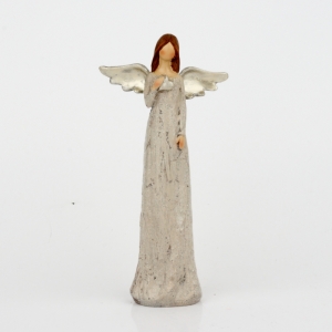 Soška anjela sa trblietavými šaty a zlatými krídlami