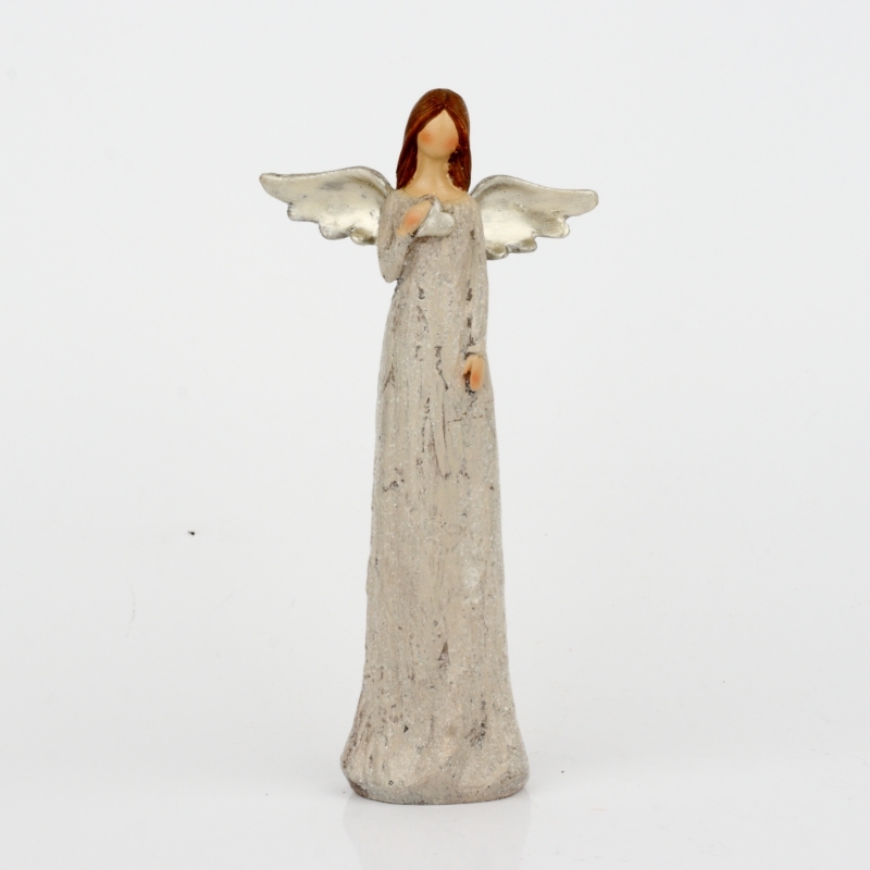 Soška anjela sa trblietavými šaty a zlatými krídlami