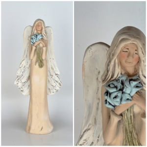 Soška anjela stojaci s kyticou Kala 44cm