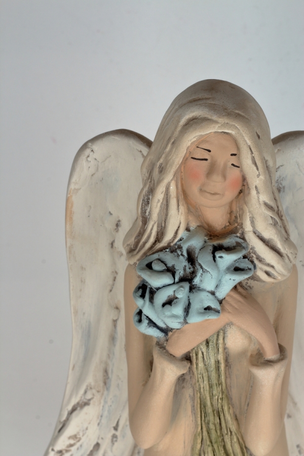 Soška anjela stojaci s kyticou Kala 44cm