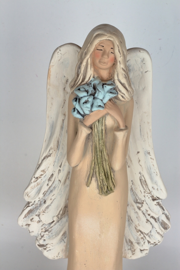 Soška anjela stojaci s kyticou Kala 44cm