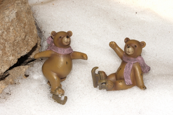 Soška do detskej izby medvedík na korčuliach 9x6x7cm