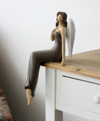 Soška sediaci anjel Ruka na srdci 25cm