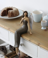 Soška sediaci anjel Ruka na srdci 25cm