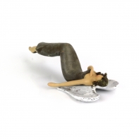 Soška sediaci anjel Ruka na srdci 25cm