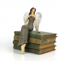 Soška sediaci anjel Ruka na srdci 25cm