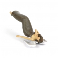 Soška sediaci anjel Ruka na srdci 35cm