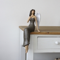 Soška sediaci anjel Ruka na srdci 35cm