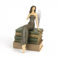 Soška sediaci anjel Ruka na srdci 35cm