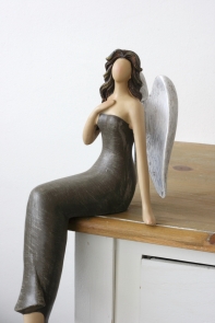 Soška sediaci anjel Ruka na srdci 35cm