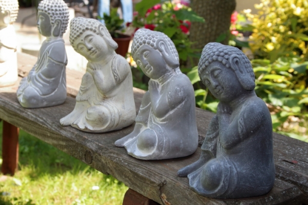 Soška sediaci Buddha betón 12x16x11cm