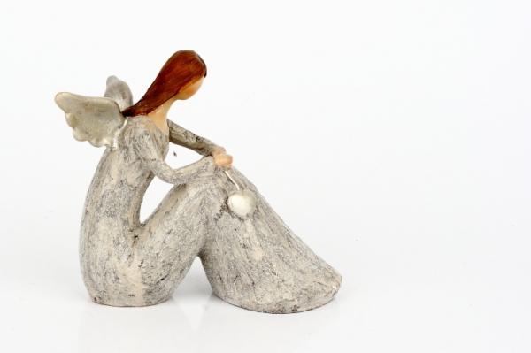 Soška sediaceho anjela sa srdcom 11x11cm