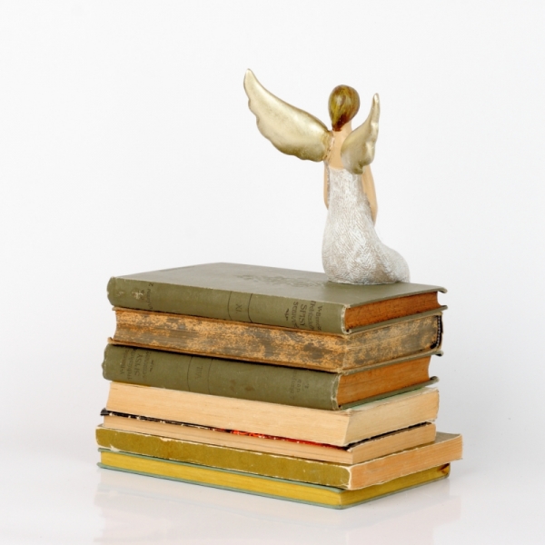 Soška sediaceho anjela so striebornými krídlami 30cm