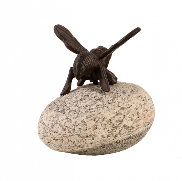 Soška včielka sediaci na kameni 13,7 x 11,6 x 11,7 cm liatina