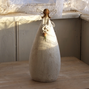 Soška víla v bielych šatách s kyticou 27cm