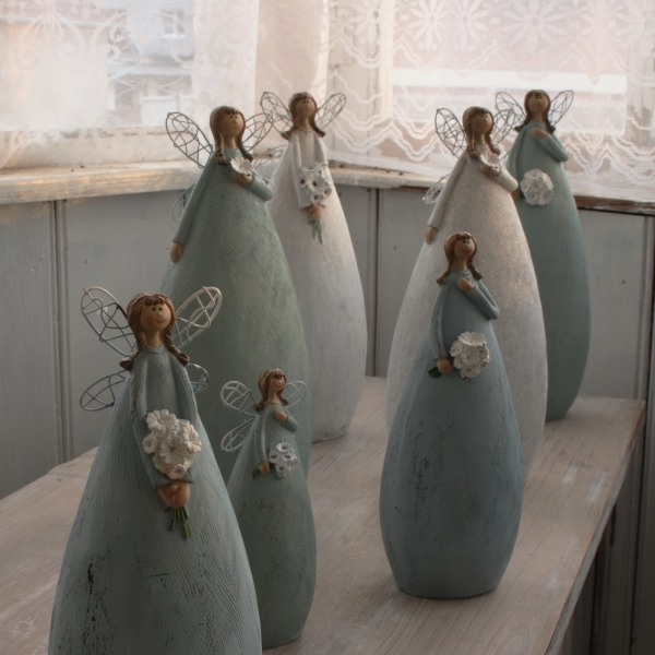 Soška víla v modrých šatách s květinou 15cm