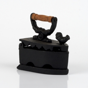 Stará retro žehlička s kohútikom 10cm