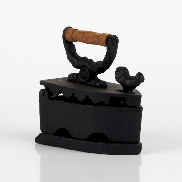 Stará retro žehlička s kohútikom 10cm