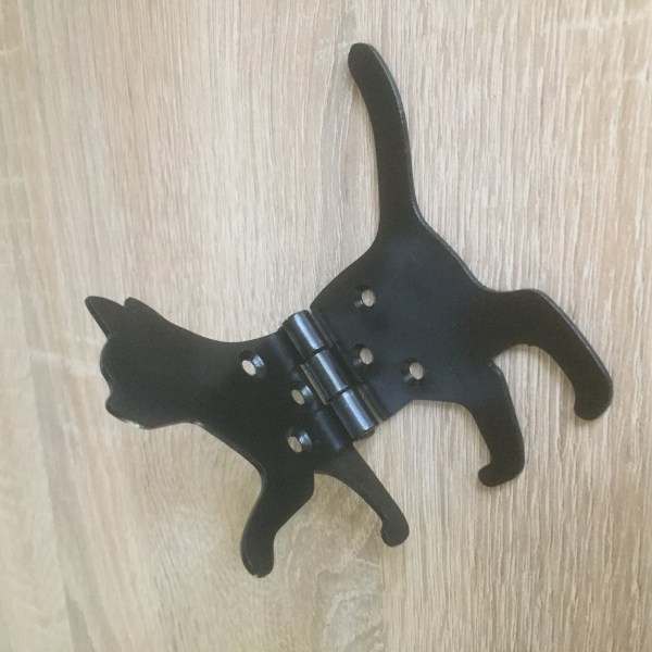 Staré dveřní panty kočka jde doleva