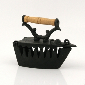 Starožitná žehlička 10x7,5cm