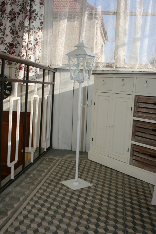 Stojace kovová lucerna biela 105cm