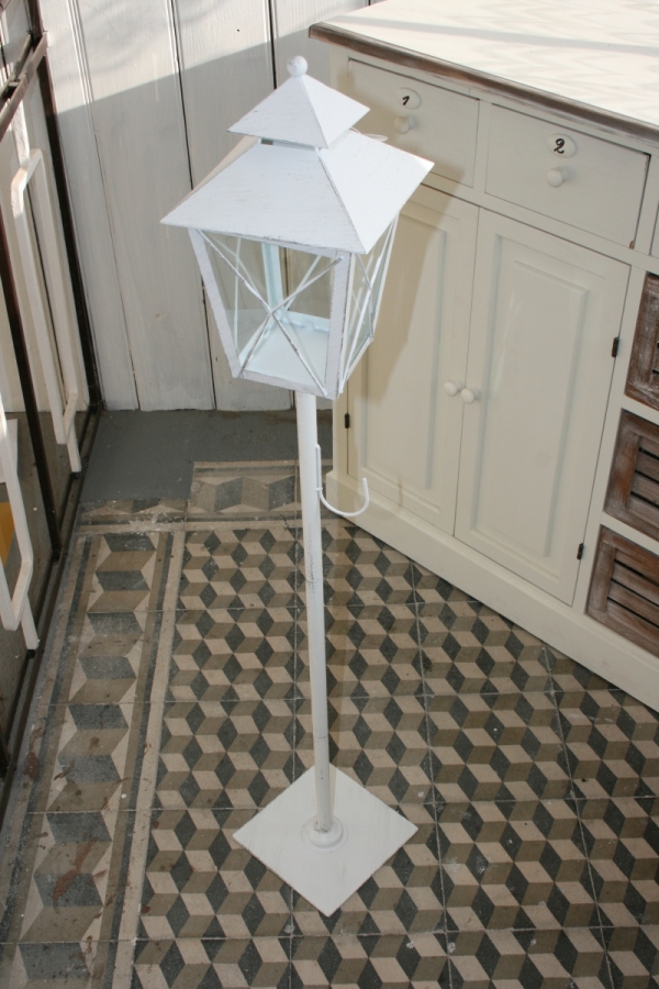 Stojace kovová lucerna biela 105cm