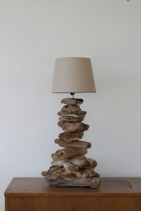 Stojaca lampa z náplavového dreva 60cm