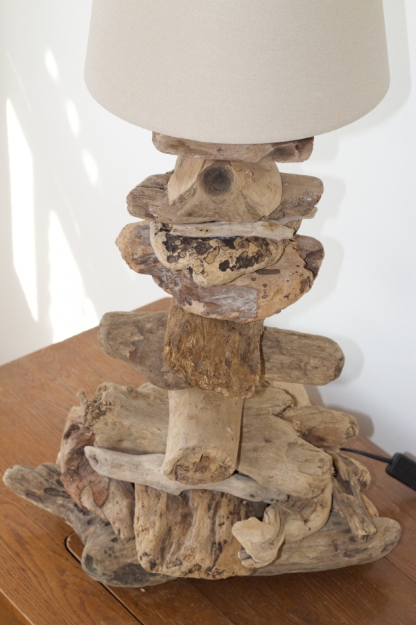 Stojaca lampa z náplavového dreva 60cm