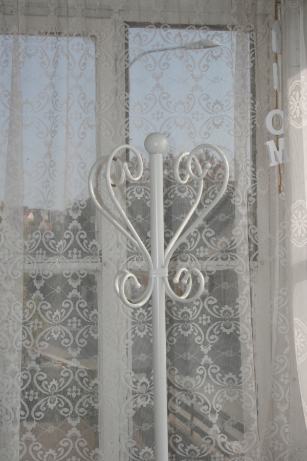 Stojací vešiak na kabáty biely kov 180 cm