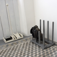 Stojan na topánky šedý