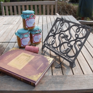 Stojan na kuchárku liatinový 30x8x24cm