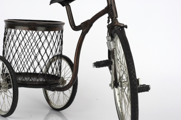 Stojan na vino retro koleso s košíkom 33cm