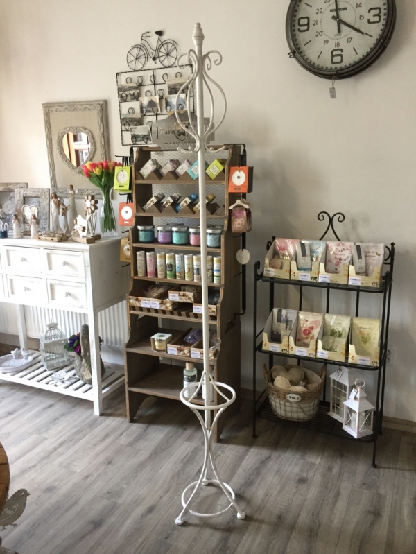 Stojanový vešiak kovový béžovej farby