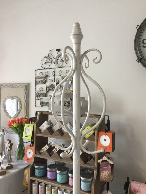 Stojanový vešiak kovový béžovej farby